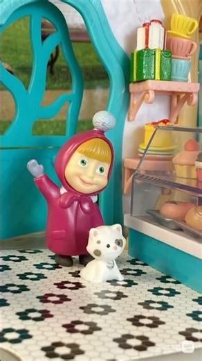 Who is that? 😊 A magical holiday stop motion with Masha and Winnie at Honey Bee Acres 🎄