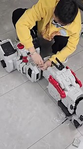 The assembly process of Steel Fortress FOC Metroplex involves as much exercise as lifting weights in the gym. 🤣🤣🤣 | Bombusbee