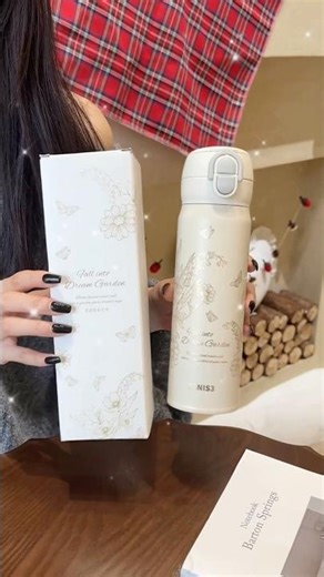 One-touch pop lid for easy one-handed use, perfect for busy days. #Yanis3 #OneTouchPopLid #Tumbler