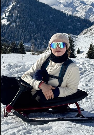 Приложения для навигации в горах👇 AlpineQuest — идеально подходит для гор. Здесь есть офлайн-карты, треки и высота — удобно, когда уходишь далеко от связи. Но есть нюанс - скачать его можно только на Андроид. Organic Maps — простой и понятный. Отлично показывает тропы, указатели и работает без интернета. Оба приложения можно скачать заранее и спокойно ориентироваться по маршруту к Кок-Жайлау. Кстати ещё хочу добавить: вы можете скатиться не только на аргамаках, но и на ледянках, и если вы совсе