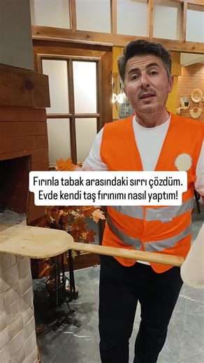 İbrahim Ocak on Instagram: "Çocukluğumdan beri fırından pideleri alıp eve yürürken hep aynı şey olurdu… Fırından çıktığı anda çıtır çıtır olan o pideler, daha eve varmadan hamurlaşırdı. Oysaki insan fırından çıkan o çıtır lezzeti anında sofraya alıp, hiç beklemeden tadına varmak isterdi. Fırının önünde sıcacıkken insanı çağıran o lezzetin, eve gelene kadar değişmesi bana hep çok uzak, çok sıkıcı gelirdi. Yıllarca bu detayı düşündüm. “Bu çıtırlık neden kayboluyor?” diye kafa yordum. Derken mesele