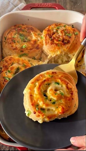 Irresistible Pull-Apart Garlic Knots (Easy Recipe!)