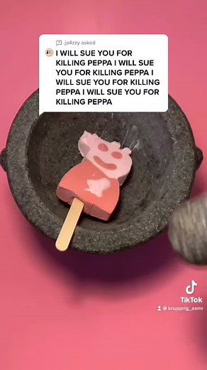 Answer to @.ja4zzy I eat PePA pig ice cream it's really good 💖 #knusprig_asmr #asmr #crushing #PePa #pepapig #satisfying