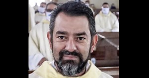Padre se afasta do cargo por 30 dias após fiel invadir igreja e se declarar para ele
