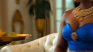 CETTE FEMME RICHE ENGAGE UNE DOMESTIQUE SANS SAVOIR QUE C’EST SA PROPRE FILLE ABANDONNÉE DEPUIS LA NAISSANCE !