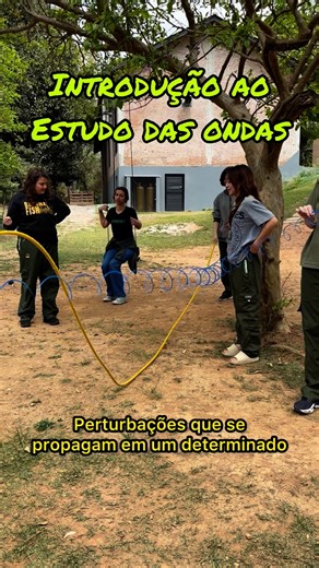 Fred Zenorini on Instagram: "A Física é legal demais pra ficar só na lousa - Episódio 149: Ondas Começamos a estudar Ondulatória com uma aula prática envolvendo os conceitos básicos iniciais e a classificação das ondas quanto à natureza, direção da oscilação e dimensões朗 Aula no meu querido 2º ano da @viverdebraganca  #fisicanofusca #fisica #aulapratica #ensinomedio #onda #ondulatoria"