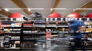 Supermarkt-Fund im Ausland: Frau entdeckt „portable Weingläser im Kühlregal“