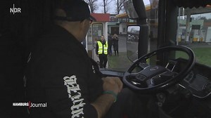 Die Lkw-Dirigentin und ihre Trucker-Familie in Altenwerder: Seit 30 Jahren arbeitet Majela Uliczka auf dem Autohof Altenwerder, einem Familienbetrieb gleich an der A7. | NDR Hamburg