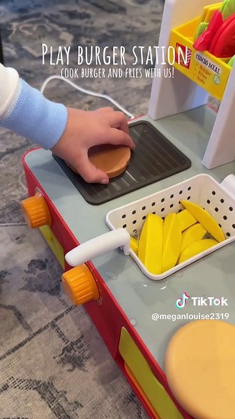 The play burger kitchen lets your little ones imagination run wild! #playkitchen #imaginativeplay #screenfreeplay #toddlertoys #kidstoys