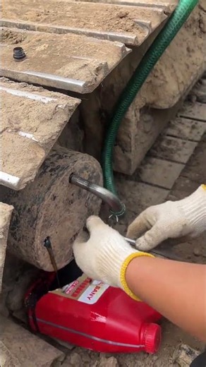 Changing the gear oil on an excavator in 30-degree Celsius heat #The Importance of Professional
