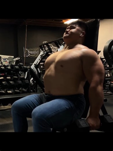 beefymuscle.com👍 Beefy lifter workout! beefymuscle.com admires beefy massive bulky #muscle #musclehunk #musclebear #bodybuilder #powerlifter lifter beefymuscle musclechub pecs biceps workout fitness gym bodybuilding motivation 肉壮 肌肉 壮熊 健身