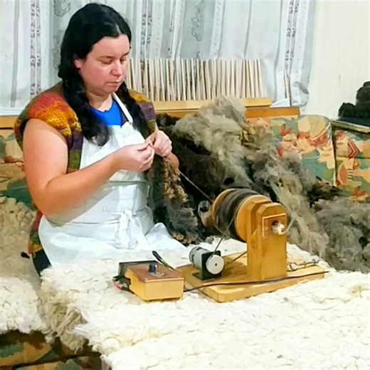 6.3K views · 364 reactions | spinning yarn from raw sheep fleeces #wool #farming #sheep #animals #art #craft #hobby #creative #diy #countrylife #countryside #countryliving | Welsh cottage by Zina | Facebook