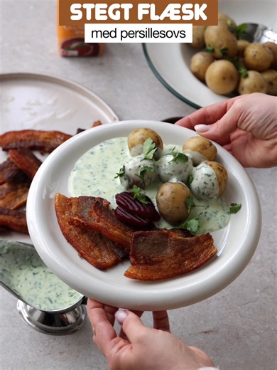 Stegt flæsk med persillesovs 🥓🥔 Der er nogle retter, man bare aldrig bliver træt af – og Danmarks nationalret er én af dem. Sprødt flæsk, bløde kartofler og en cremet persillesovs. Der er jo en grund til, at retten har fået titlen! Stegt flæsk med persillesovs: 4 personer 45 minutter Stegt flæsk 800 g. flæsk i skiver Salt Persillesovs 2 spsk. AMA Smør- og Rapsolie 2 spsk. hvedemel 2 dl. vand 1 grøntsagsbouillonterning 1 AMA Økologisk Madlavning 8% 1 bundt frisk persille Salt og peber Andet 100
