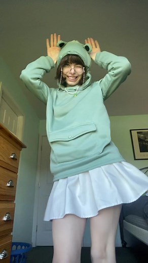 i have the karl jacobs frog hoodie 🐸🐸🐸