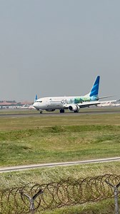 8.6K views · 43 reactions | Keren‼️ Landing Mulus, pesawat garuda boeing 737 #viralreelsfacebook #fypシviralシ2024 #reelsfbシ #pesawat #pesawatterbang #citilink #CitilinkIndonesia #planespotting #planespotter #aviationphotography #aviationdaily #aviationvideo #superairjet #aviationvideo #aviationgeek #avgeek #aviationgeek | Pramugari Indonesia | Facebook