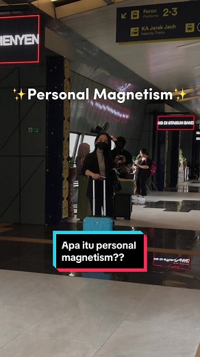 Pernah denger tentang Personal Magnetism atau Pesona Pribadi belum? Nah, jadi personal magnetism ini merujuk pada kemampuan seseorang untuk menarik dan mempengaruhi orang lain secara positif melalui kehadiran, perilaku, dan komunikasi mereka. Ini bukan hanya tentang penampilan fisik, tapi lebih pada energi yang mereka pancarkan dan bagaimana mereka berinteraksi dengan orang lain. Orang dengan personal magnetism sering dianggap karismatik, mampu membuat orang lain merasa nyaman, terlibat, dan ter
