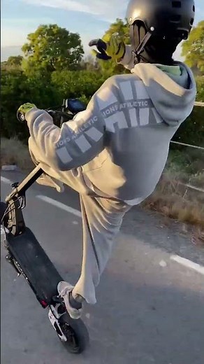 Insane escooter wheelie #electricscooter #wheelie #g2master #kukirin #foryou #parati