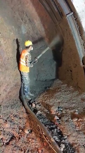 Wet concrete shotcreting working in tunnel construction