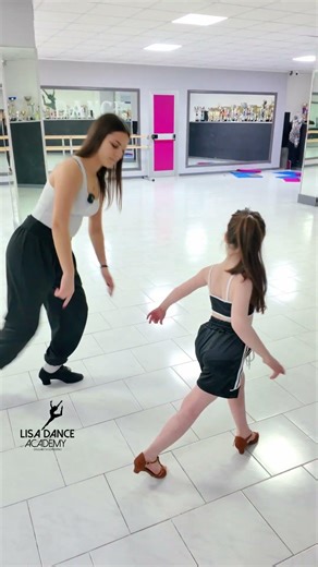 Stendi e ruota bene piedi e caviglie ✨ | La Maestra Chiara corregge una piccola allieva