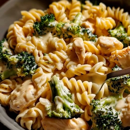 Creamy Chicken & Broccoli Rotini Pasta Ingredients: 1 cup rotini pasta 1 cup cooked chicken, shredded The full recipe is in the FIRST (C.O.M.M.E.N.T) 👇 | Khawar Malik