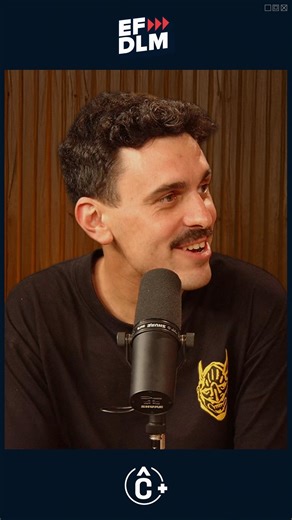 Cenital on Instagram: "“Seguirá esperando aquel que espera que yo bese la lona”. El mensaje final de @manujove previo a Párense de Manos en #ElFinDeLaMetáfora con @jairostraccia y @deborahdeurieta. Miralo completo en C+ por YouTube. Link en bio."