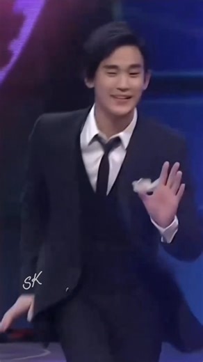 SK 김수현 🌸 on Instagram: "🤩Kim Soohyun dancer era is everything!🥰💃🕺 La-la-la-la-la, la-la-la-la, la-la-la-la-la From practice to stage, he’s all in. The way he switches from serious focus to confident charisma? Unreal. You can feel how much effort and heart he puts into it and somehow he still makes it look so easy — graceful, confident, a little cheeky, totally himself. The rhythm flows through his veins and that precision, grace and confidence? That's, The Kim Soohyun magic.💞 @soohyun_k216