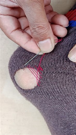 A good tutorial for sewing a ripped, round-bottomed t-shirt. #shirt #sewing #tips #fypreels #reelsviral #tutorial | Tips dan trik menjahit