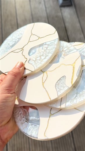 Exploring JESIN & RESIN: The Art of Pouring Techniques