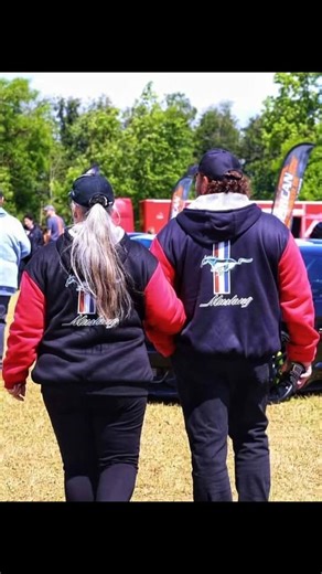 Tina Drüben on Instagram: "NEUE WEGE 🧭 Ein neuer Weg ist immer ein Wagnis, aber wenn wir den Mut haben loszugehen, dann ist jedes Stolpern und jeder Fehltritt ein Sieg über unsere Ängste, unsere Zweifel und Bedenken. Ein neues Jahr mit neuen Wegen hat begonnen - Zeit für neue Träume, neue Ziele, Neuanfänge, mehr Freude, mehr Gesundheit, mehr Reisen, mehr Abendteuer. www.gysi-alias-bud.de👊🏻🧔🏻‍♂️ #Gysi #gysialiasbud #buddouble #swrbuddouble #lookalike #cosplay #tinavondrüben #ford #v8 #V8Powe