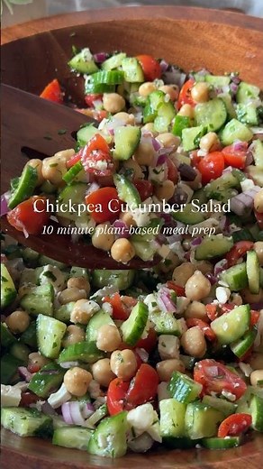 Easy plant-based lunch recipe from dietitian: Chickpea Cucumber Salad. Link to recipe in comments 🔗
