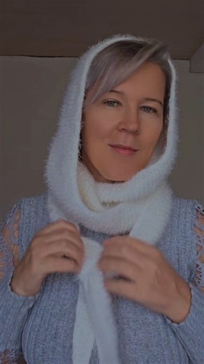 13K views · 248 reactions | ❄️ Ai văzut prognoza meteo? Se pregătește să vină iarna peste noi. Eu deja mi-am facut fularul cu glugă. Și dacă vrei să-ți faci și tu unul, am pus pe YouTube un tutorial super lejer, exact cât să-l lucrezi într-o seară. #knitting #tutorial #handmade #knittiing #handcrafted #diyprojects #knit #creatorsearchinsights | Atelierul Victoriei. | Facebook