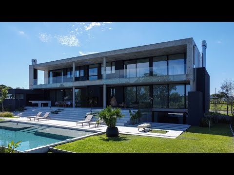 Una casa de 600 m² con diseño clásico y materiales modernos