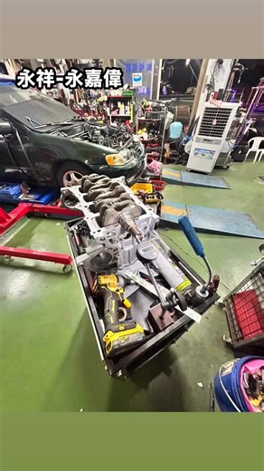 太棒了👌那我幫你把這篇完整排成「中英雙語版」，語氣🔧 Toyota Goa Corolla 引擎大修完工！Toyota Goa Corolla — Engine Rebuild Complete!上週這台大家應該都知道～吃機油、水溫過高，甚至還亮過機油燈⚠️這次終於結束一連串零件準備與更換作業。You guys probably remember this Corolla from last week —Overheating issues, heavy oil consumption,and yes… the oil warning light even came on. ⚠️After a long list of parts prep and replacements, it’s finally done.拆開檢查後：機油灰灰帶鋁粉、大小波司粗糙、活塞磨損、曲軸大目凹陷、汽門導管與頂桶磨損嚴重。（總之就是——機油潤滑太差😅）Once disassembled:Gray oil mixed with aluminum dust, worn bearings and pisto