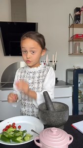 Følge bellas agurkesalat hvis i ikke kan lide det stærkt🌶️ #tamdaeng #ตำแตง #cooking #madinspiration #aftensmadinspiration #opskrifter #madblogger #recipe #minicook #cookingvideo #cute #mybaby #minimasterchef #thaifood #agurkesalat #lækkertmad #fypage #foryoupage #lovecooking #viralvideos | Kom med mig i køkkenet/ สาวเดนมาร์ก
