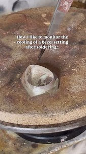 Waiting for a soldered bezel setting to cool! ⚒️ Do you do this too? When it comes to soldering silver, many jewellers will differ in opinion on the importance of allowing it to cool before quenching. I will happily quench a lot of my work straight after heating it and rarely encounter a problem. BUT when it comes to bezel settings and larger pieces which involve more silver or more work time, I’m a bit more risk-averse and will ALWAYS allow them to cool before quenching and pickling. Too sudden