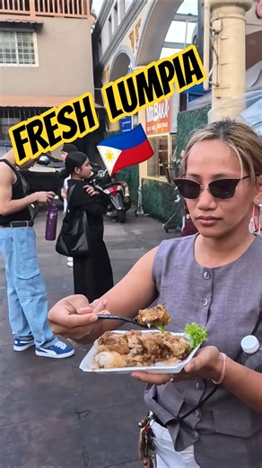 Trying Fresh Lumpia in Manila for the first time! 🇵🇭