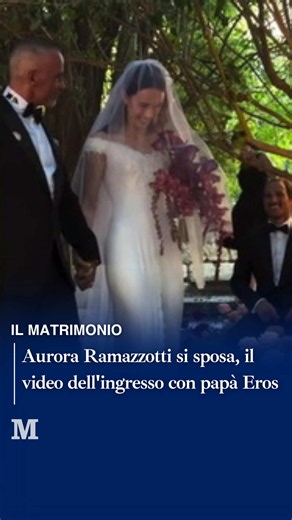 Aurora Ramazzotti ha sposato Goffredo Cerza. In abito bianco, ha fatto il suo ingresso alla cerimonia mano nella mano con il papà, Eros Ramazzotti. Il video è stato condiviso sui social da Giulia Salemi, tra le invitate al matrimonio. #ilmattino #auroraramazzotti #matrimonio #ramazzotti
