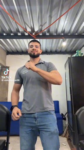 tem um rapaz no trabalho q é mt parecido com esse aqui e eu evito contato com ele pq eu n sei reagir e ele SABE q eu fico sem jeito do lado dele