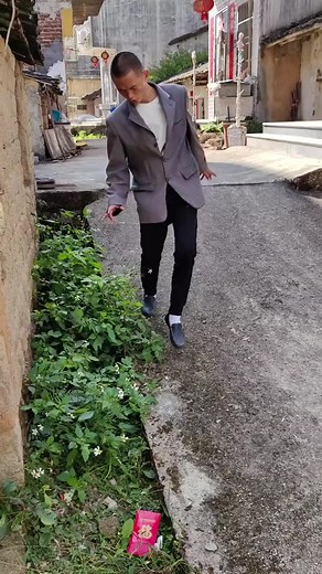 The lucky money envelope fell and no one picked it up. | Small smile