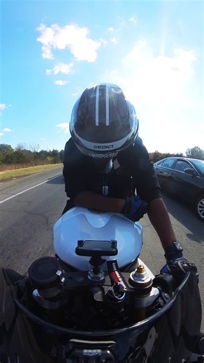 Responsibility tried to speak at the light… throttle said ‘nah’ 😂💨 . . . . #bikelife #r6nation #yamahar6 #motorcyclelife #moto