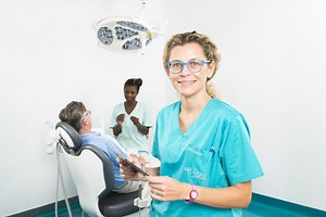 Couronne dentaire sur implant : pose, avantages et coûts associés