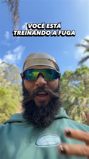 Natã Santos on Instagram: "Quem não treina a presença, treina a fuga. Simples assim. E isso vai doer em quem precisa. Todo dia você está treinando alguma coisa. Ou você treina ficar aqui, ou você treina sumir. Quando você pega o celular no primeiro desconforto, você está treinando fuga. Quando você evita conversa difícil, você está treinando fuga. Quando você se distrai pra não sentir, você está treinando fuga. Quando você usa comida, sexo, maconha, trabalho, espiritualidade ou positividade pra 