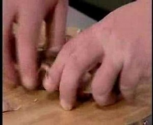 Muslos de codorniz escabechados con setas de cardo