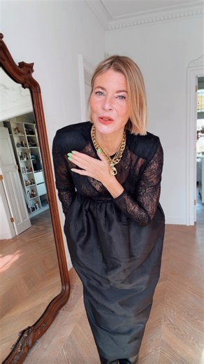 Denise Boomkens on Instagram: "GIVEAWAY TIME! ❤️ Want to win this amazing goodie bag worth €200? Here’s what to do: 👉🏼 Tell me in the comments why you should win this bundle. 👉🏼 Share this post in your stories and tag me so I can see it! Inside the goodie bag you’ll find: 📖 The Guide — personally signed by me 💎 A gua sha & moisturizer from @inbarandco 🎨 A blending brush & blush from @jacksbeautyline 👁️ A mascara from @studio10makeup 🖐️ SPF 20 hand cream from @pinkgellac 🧴 Body lotion f