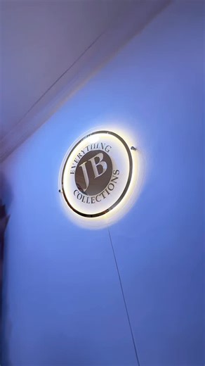Commands the room. Day or Night. 🌙✨ If your branding doesn’t stop people in their tracks, is it even branding? Precision-cut. Polished. Powered by light. This is how we turn a simple office wall into a Statement. Ready to level up? DM us for a custom quote. #ShortAndSweet #BrandingTips #LEDSign #BranderCreative #ModernBusiness | Brandacreativesprint