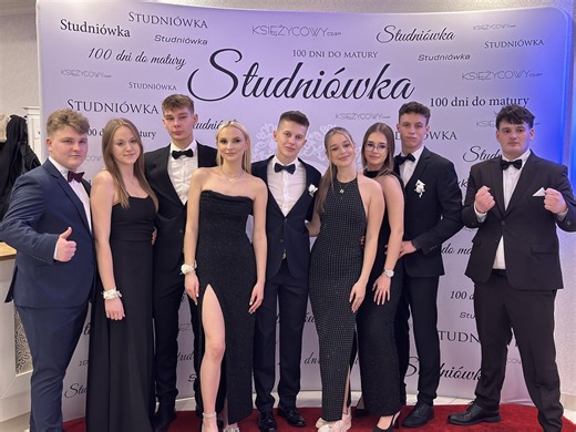 Studniówka ZSP nr 1 w Tomaszowie 2025: Maturzyści Mechanika i goście robili sobie zdjęcia na ściance