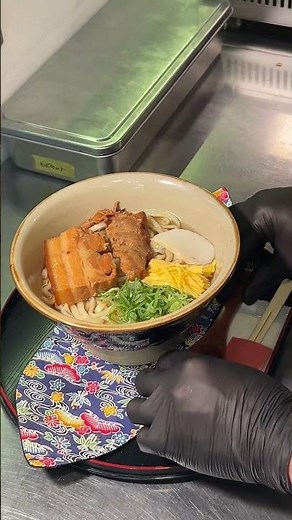 皮までとろける三枚肉。カツオと豚骨のW出汁で最後まで旨い王道の「沖縄そば」｜Also OKINAWA