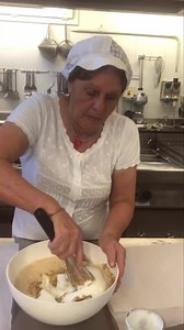 Torta di pane di mamma iris Eccola ❤️ -200 gr di pane grattugiato -200 gr di amaretti -200 gr di zucchero -2 uova -125 gr sì cioccolato fondente -250 gr di panna liquida -1 bustina di lievito Infornare a 180 gradi per 30 minuti | Hotel San Gottardo Riccione