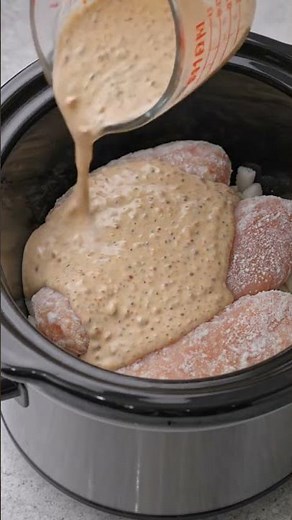 🍗🥣 Creamy Slow Cooker Chicken (5 Ingredients)
