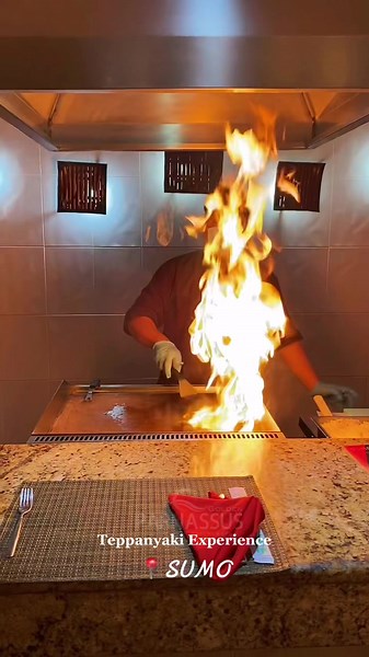 Take a seat and enjoy the Teppanyaki experience at Sumo. 🥢 Reservations required, check available times and make your reservation at the concierge desk. - Tome asiento y disfrute de la experiencia Teppanyaki en Sumo. 🥢 Es necesario reservar, consulte los horarios disponibles y haga su reserva en concierge. #goldenparnassus #goldenparnassuscancun #cancunmexico #beach